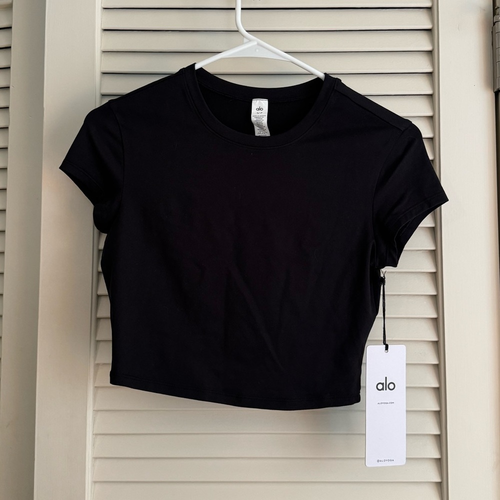 Alo Crop Finesse Short Sleeve in Black